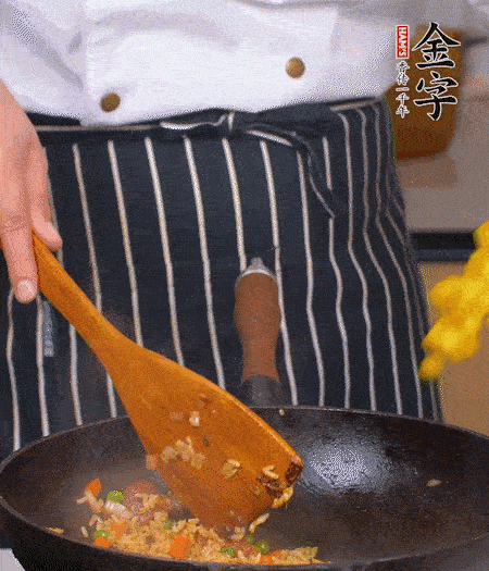 加咖喱塊、少許鹽、白糖調(diào)味，炒至咖喱塊融化后，倒米飯，翻炒至每粒米飯都包裹上咖喱，再放黃椒、青椒粒，出鍋前加菠蘿粒和小蔥翻拌均勻。