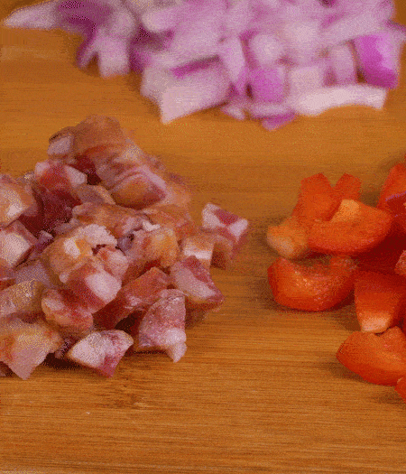 黃椒、紅椒、白洋蔥、土豆、大蔥分別切丁。金字10°鮮低溫香腸切丁。