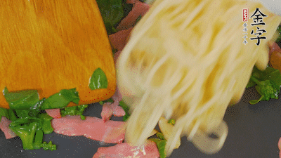 鍋中倒油燒熱，蒜片煸香，淡火腿略翻炒。