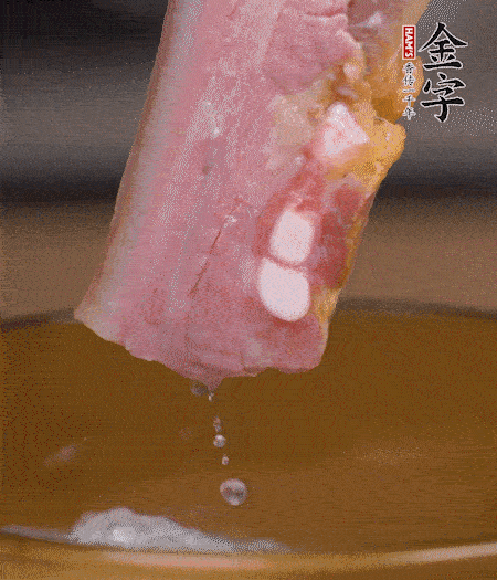 煮過的西蘭花切碎。煮熟的淡咸肉切丁。