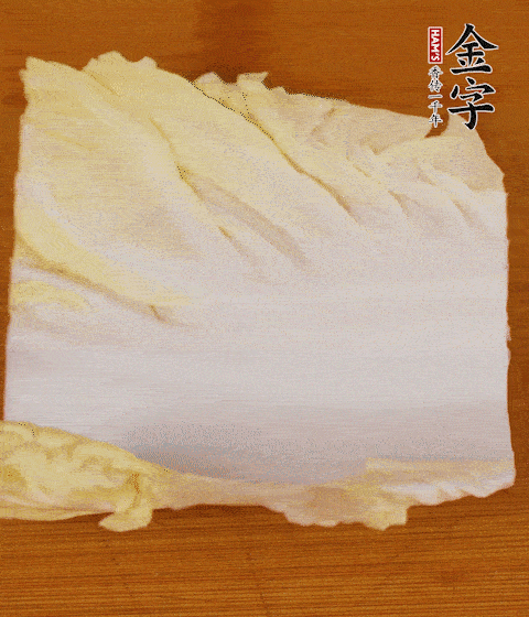 一片白菜一片淡火腿交替疊起，疊個兩三層放進鍋內(nèi)，直到塞滿鍋。