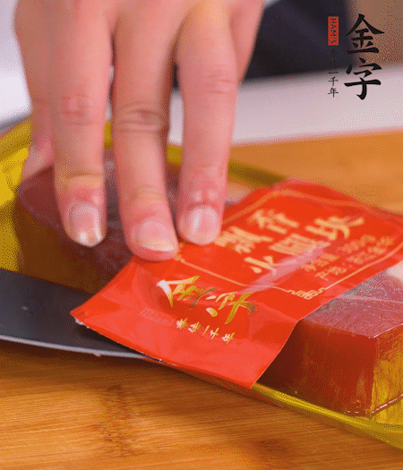 金字火腿切片，生姜切絲，蔥白切末。