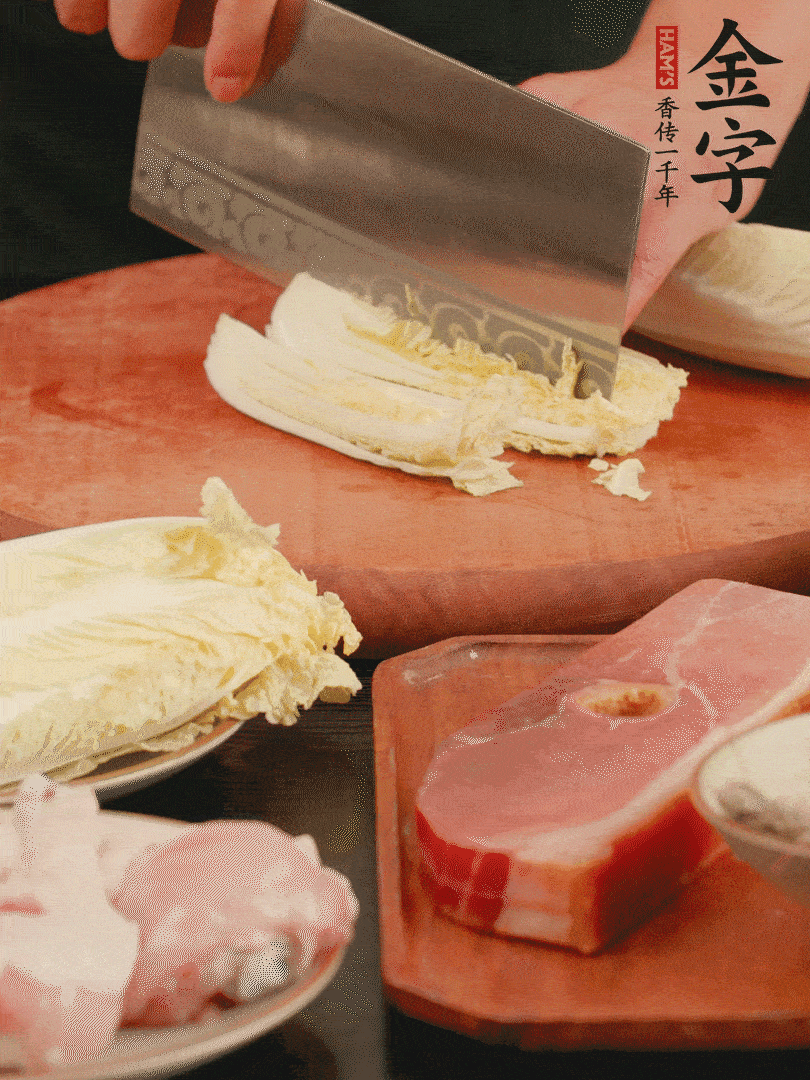 白菜去掉頭尾，對半豎切，再均勻切4刀。