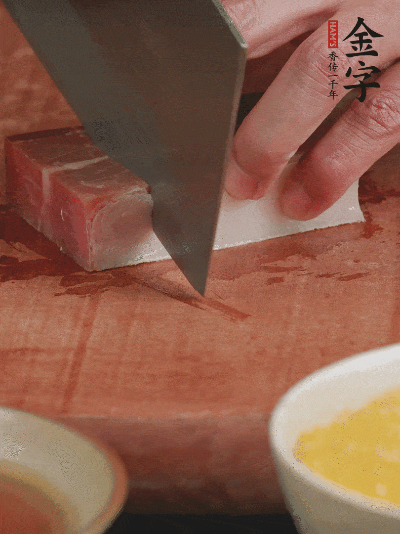 金字火腿去皮，切成大塊。