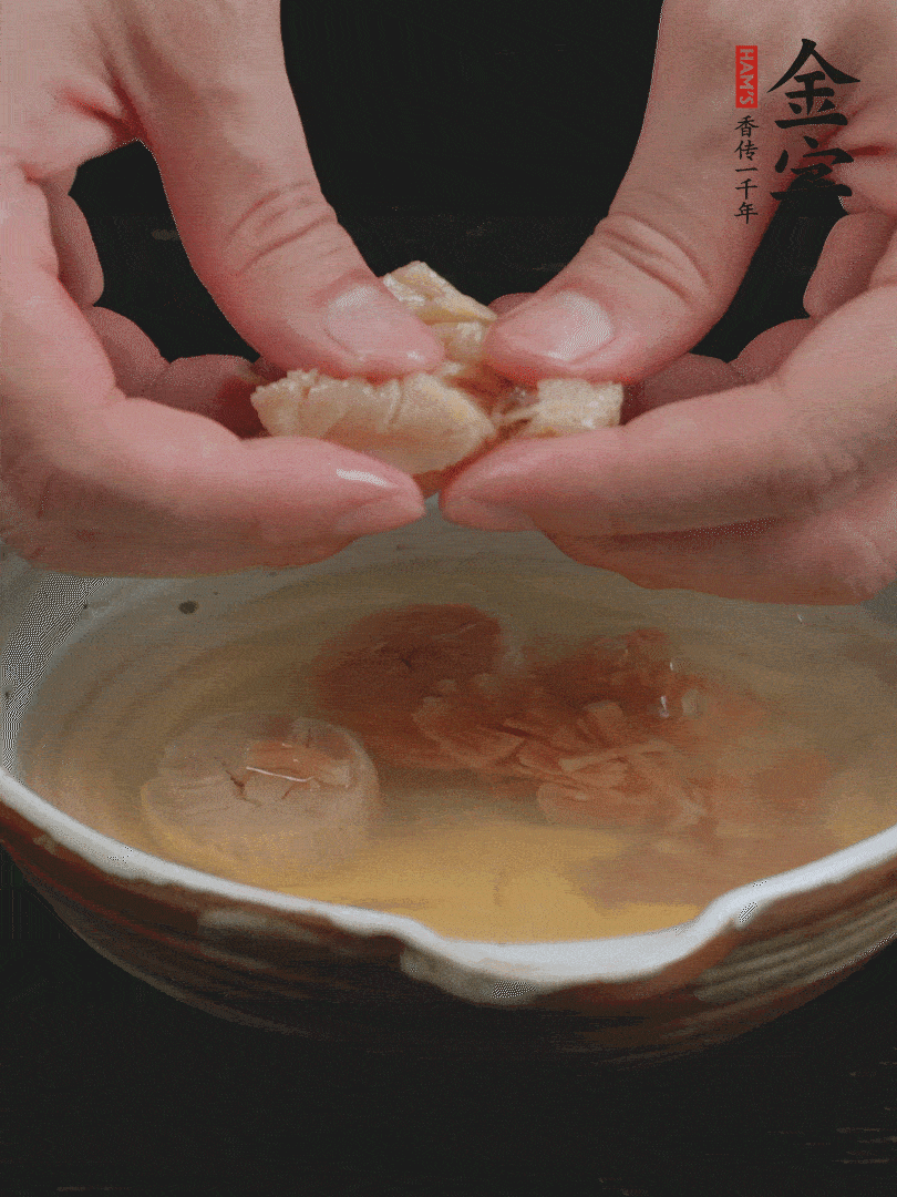 元貝溫水泡發(fā)，拆成細(xì)絲。