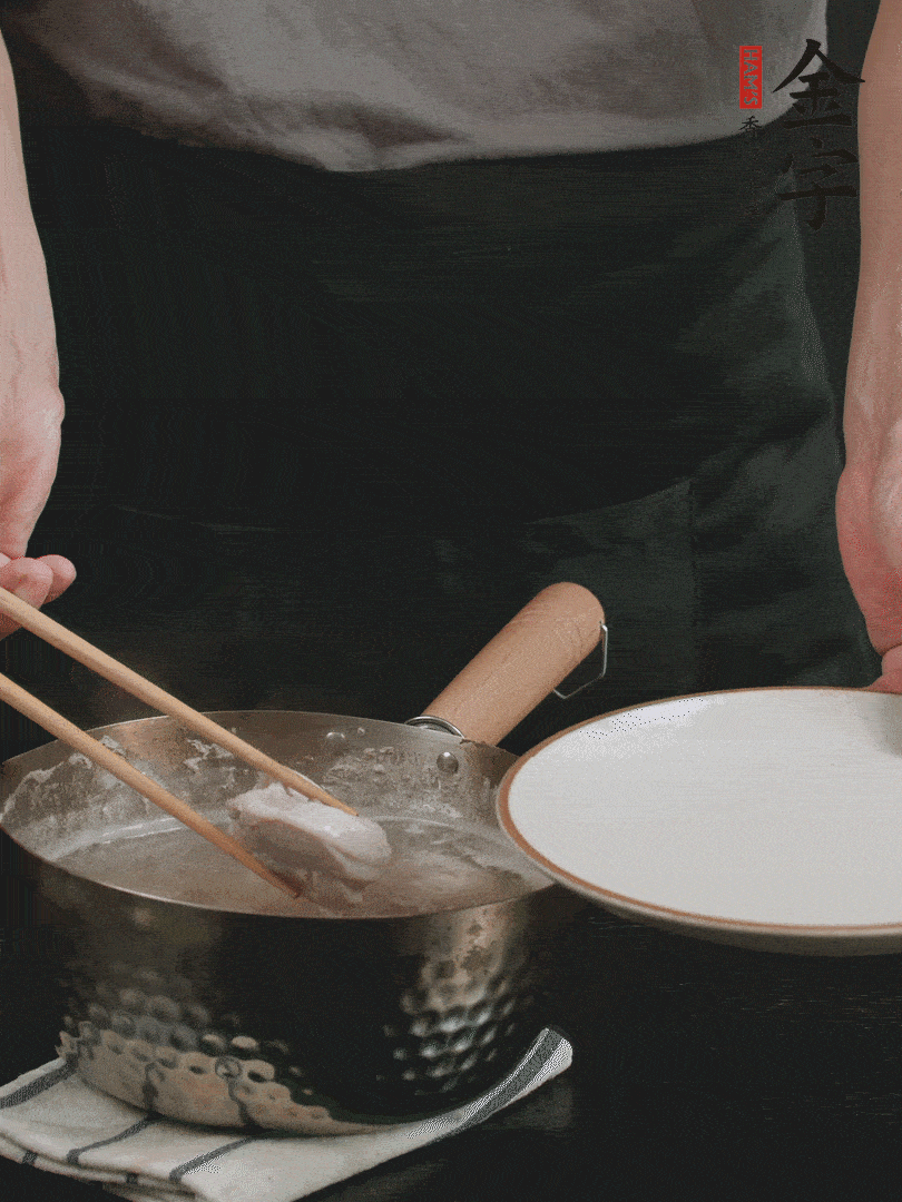 雞塊冷水下鍋，加姜片、料酒焯水，撈出洗凈備用。