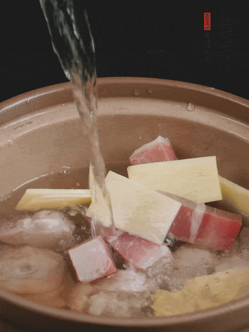 雞塊、火腿、姜片加適量料酒、清水燉80分鐘。