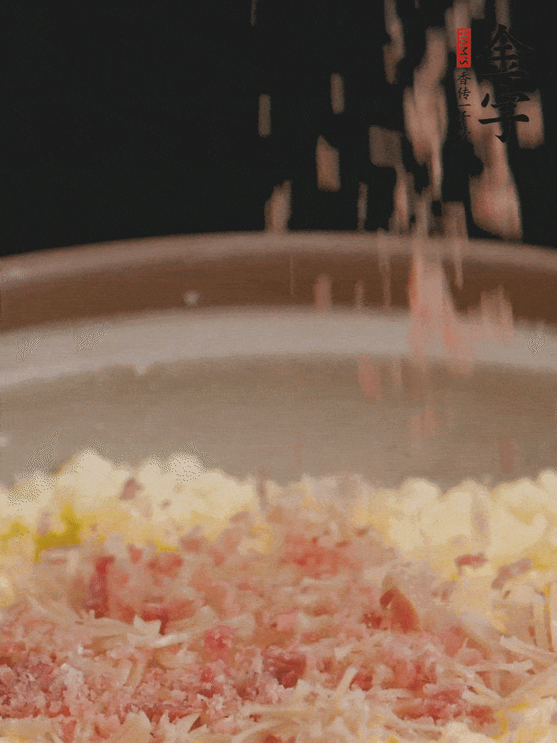 加雞湯沒過，放干貝絲、火腿末、小海參。