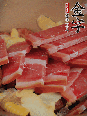 除鮑魚外的所有材料放進鍋里，加清水、姜、黃酒，大火燒開，轉(zhuǎn)小火煲90分鐘。