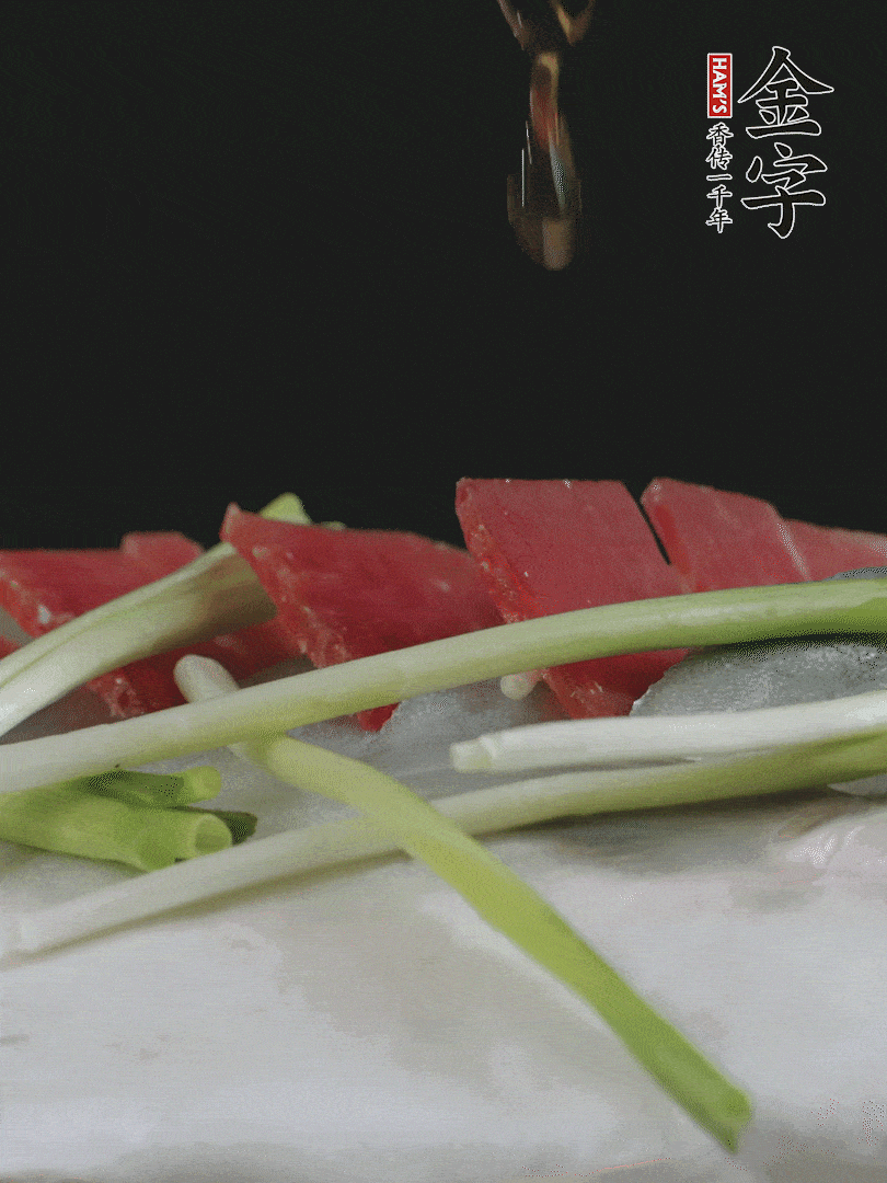 蔥白置于魚身，放適量豌豆，淋上花雕酒。