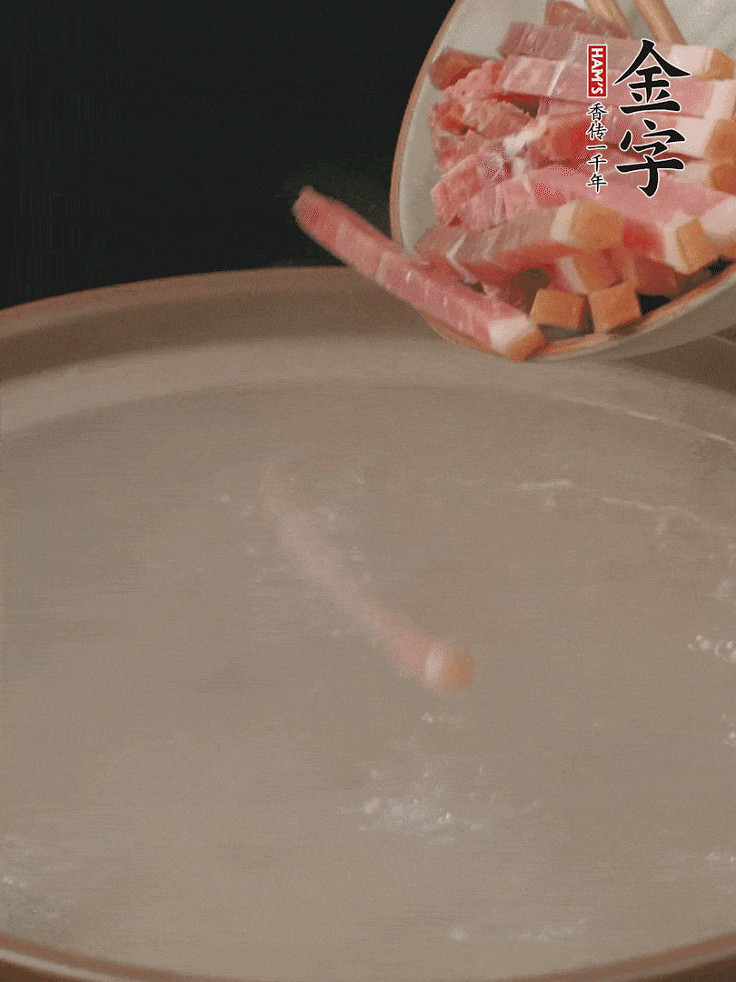 金字火腿切絲，熱水下鍋，放火腿燉煮15分鐘。