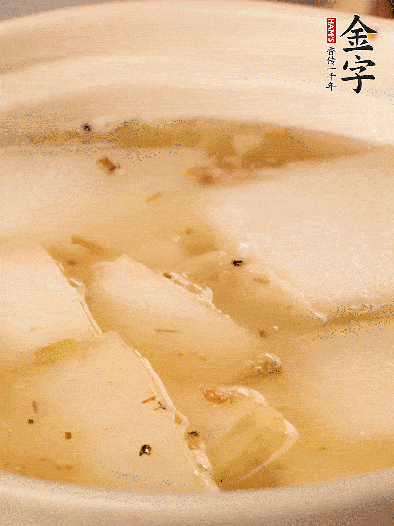 加入適量清水，再放咸肉，淋點(diǎn)黃酒添味。