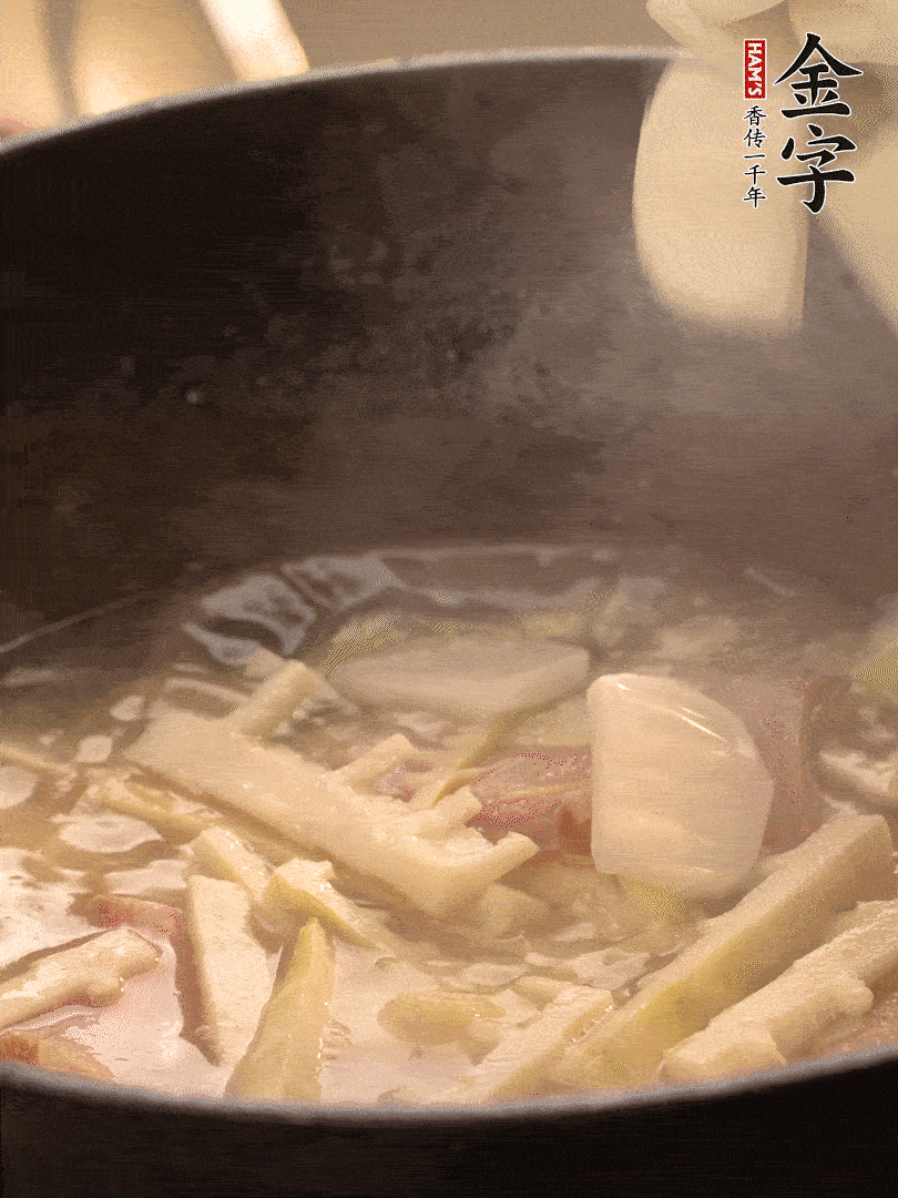 加一點開水后，放年糕燜2分鐘至軟。