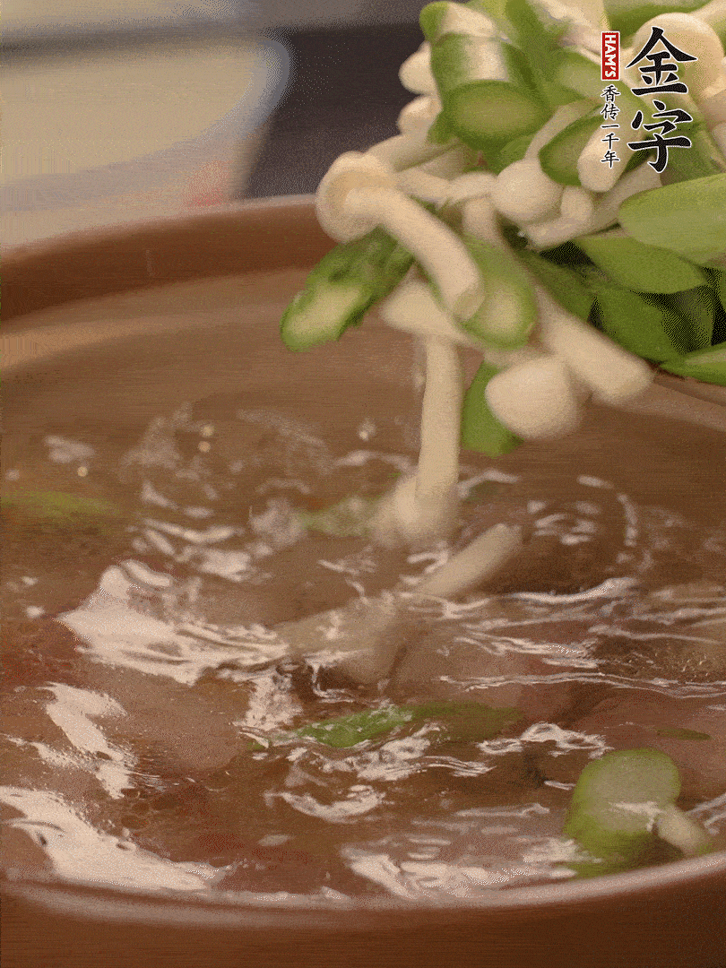 咸肉肥肉部分變透明時，加清水，放蘆筍、白玉菇大火煮開。