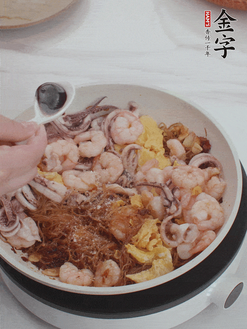 放1/3勺鹽、1/3勺雞精、1/3勺糖、2/3勺生抽調(diào)味。