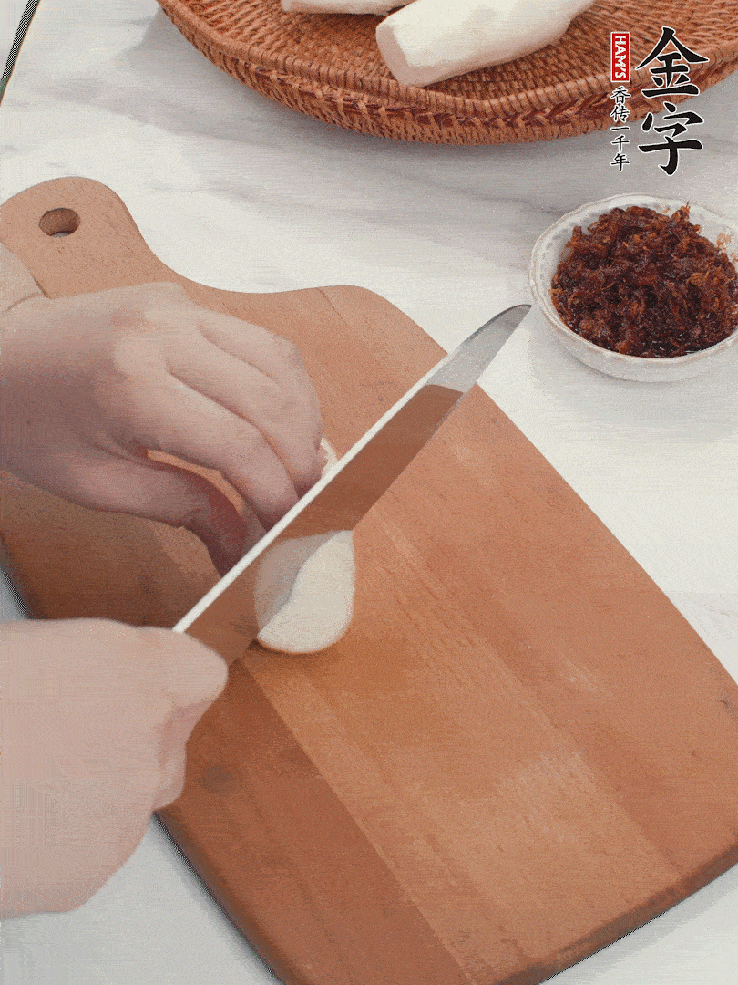 茭白剝殼，洗凈后切滾刀塊。