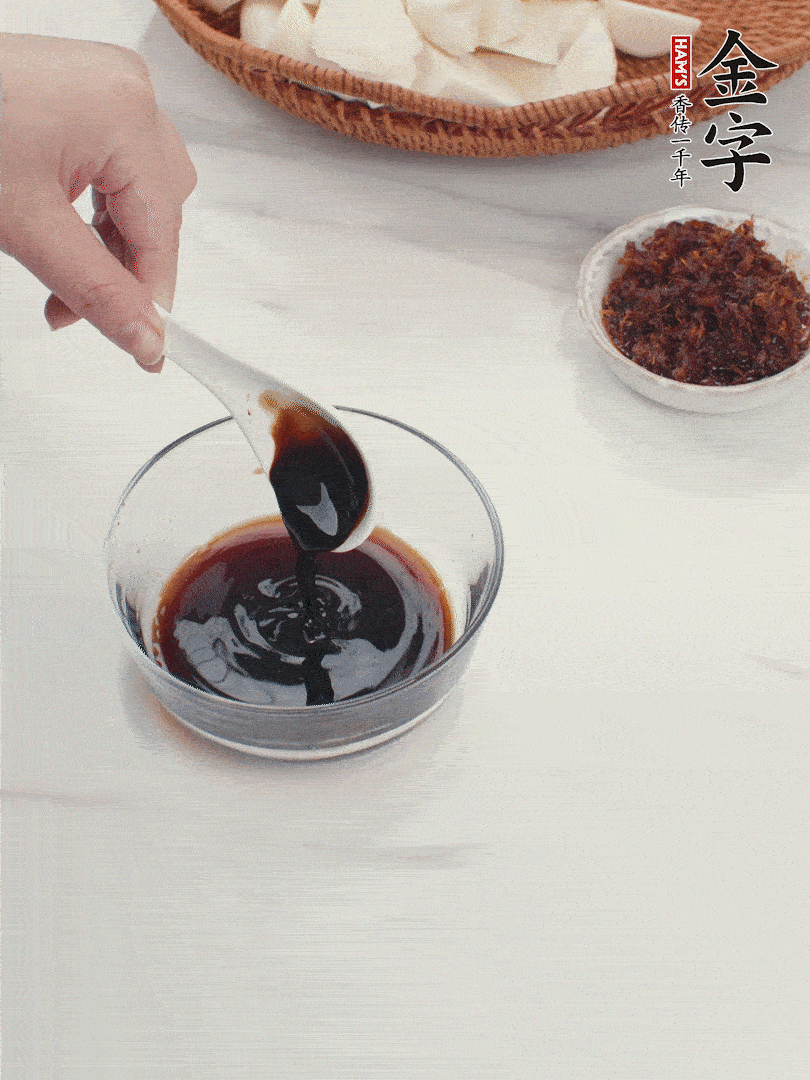 將生抽、老抽、黃酒和白砂糖在小碗里調(diào)成味汁。