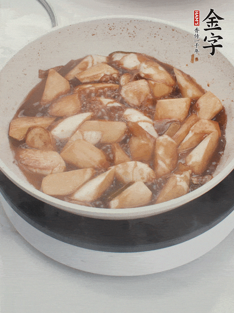 待茭白煸到微微發(fā)黃加入調(diào)好的味汁翻炒。加一小碗清水蓋蓋子燜3-4分鐘。