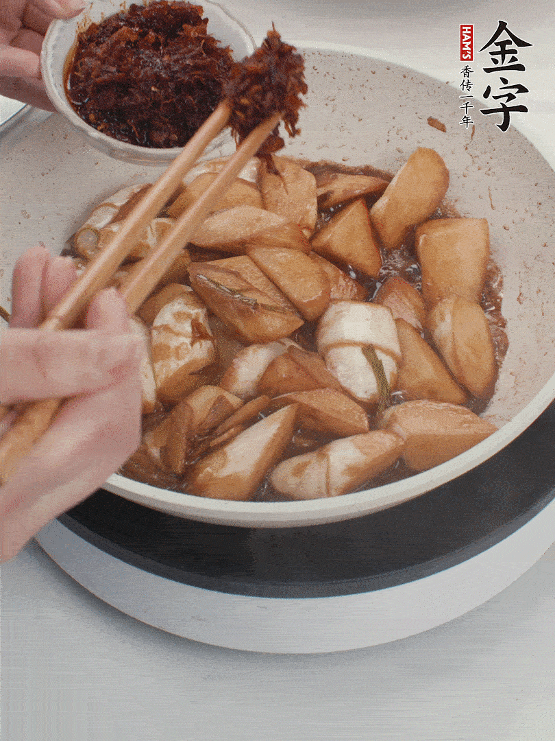 湯汁收濃，加金字火腿XO醬翻炒均勻。