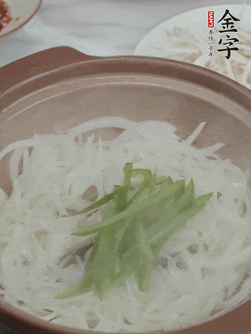 放烏冬面、青紅椒、豆芽。