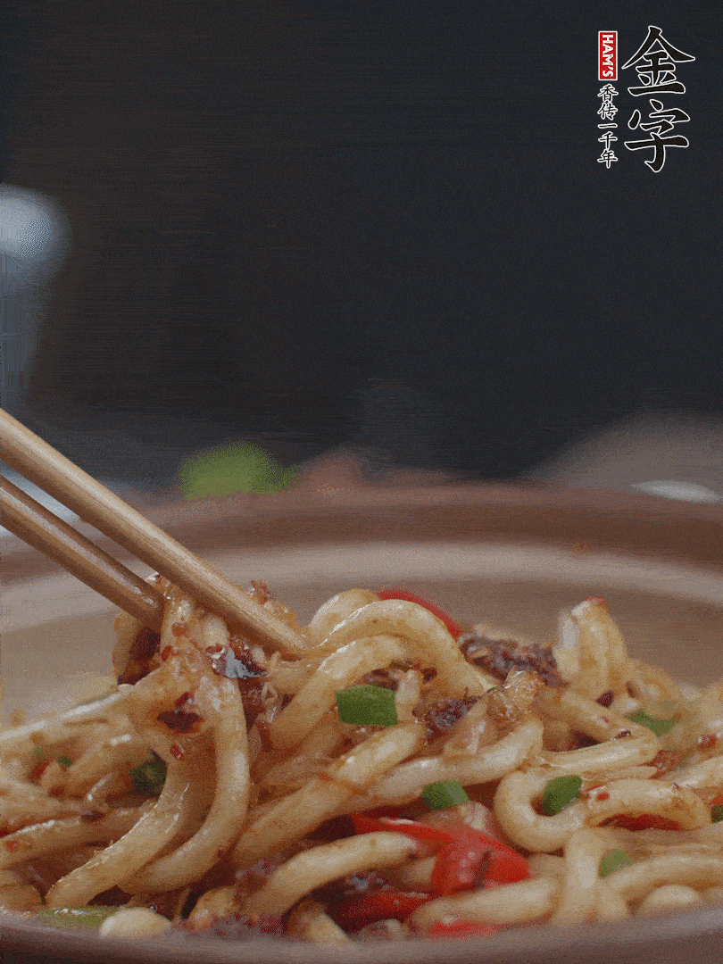 一小撮鹽調(diào)味。最后可以點(diǎn)綴香蔥段。