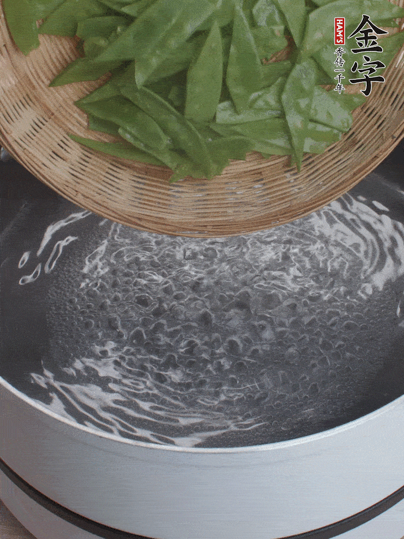 甜豆莢撕掉老筋，斜切兩半，焯水1分鐘。