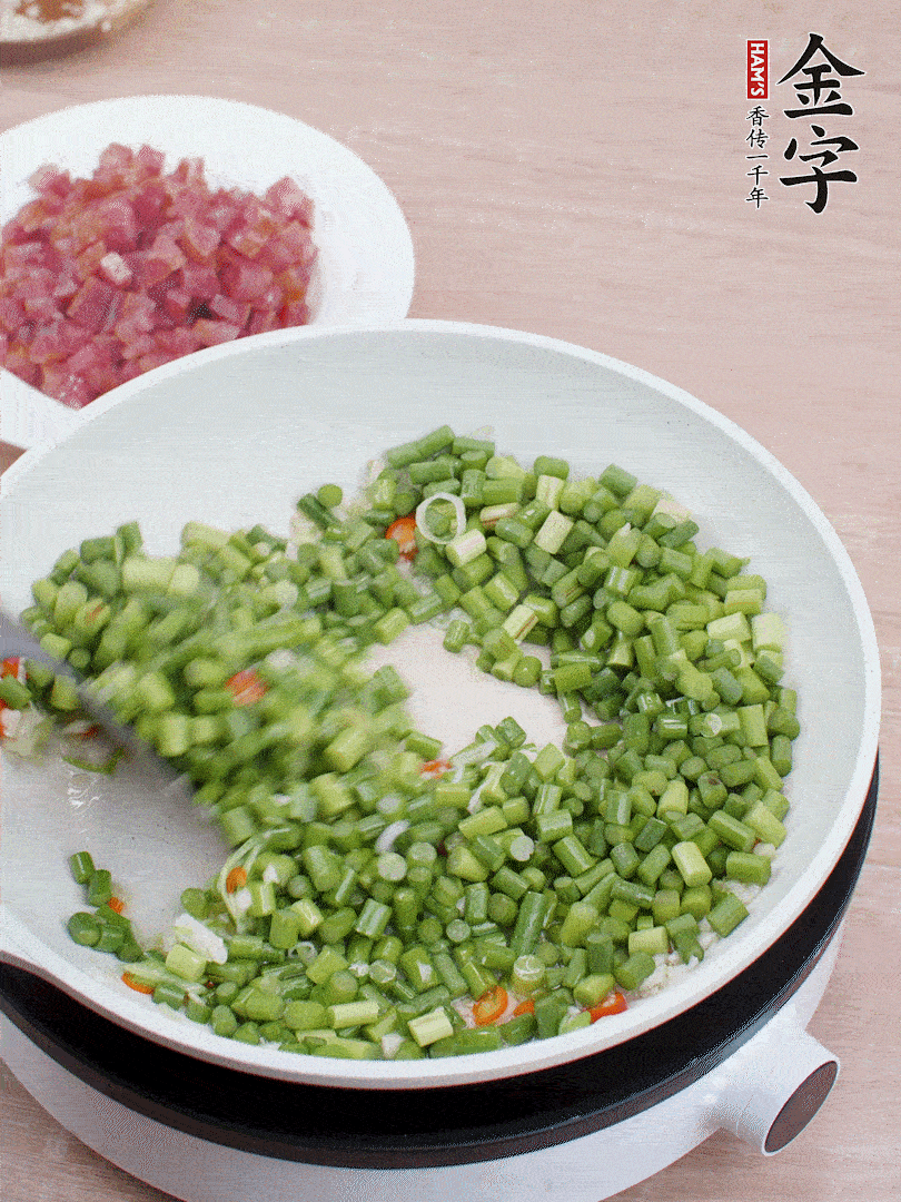 下蒜苔丁、一點(diǎn)鹽翻炒。