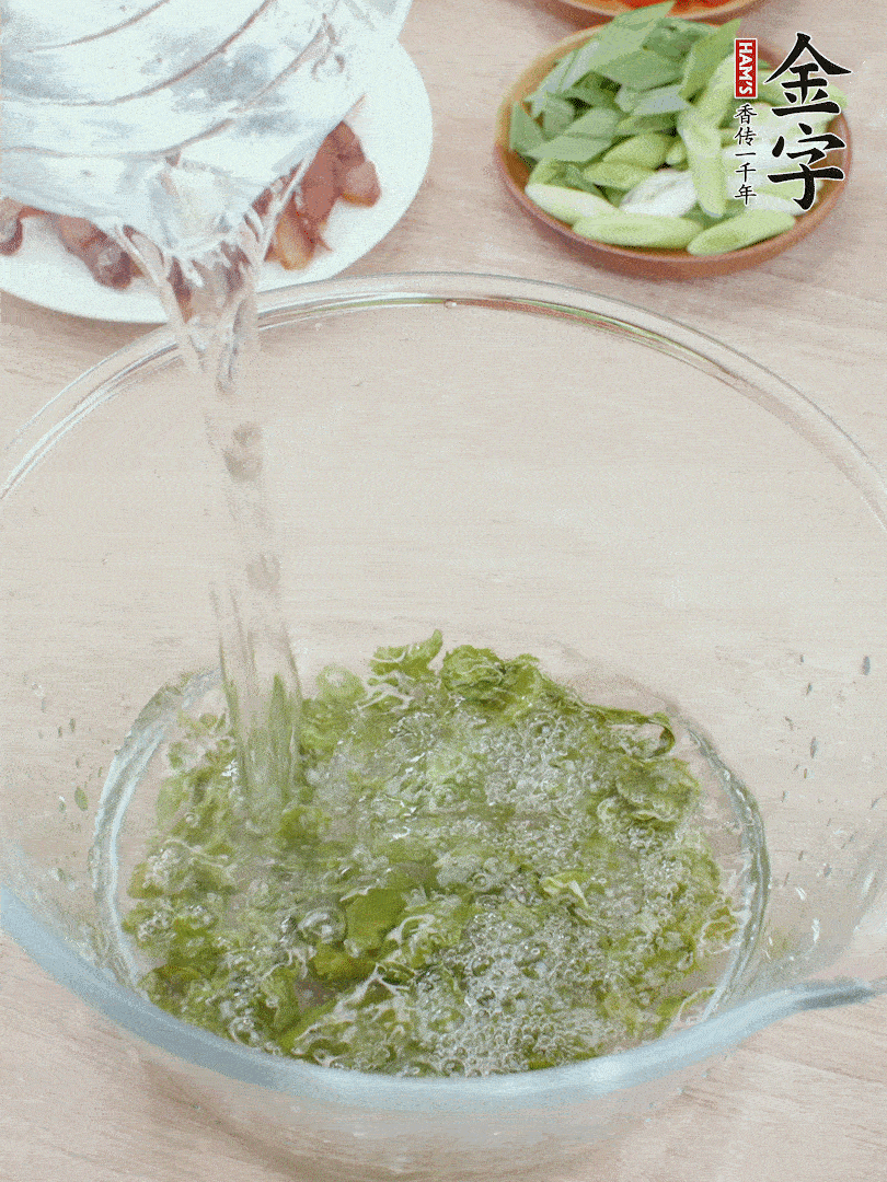 萵筍干溫水泡2小時，青紅辣椒切圈，姜切片，青蒜斜切段。