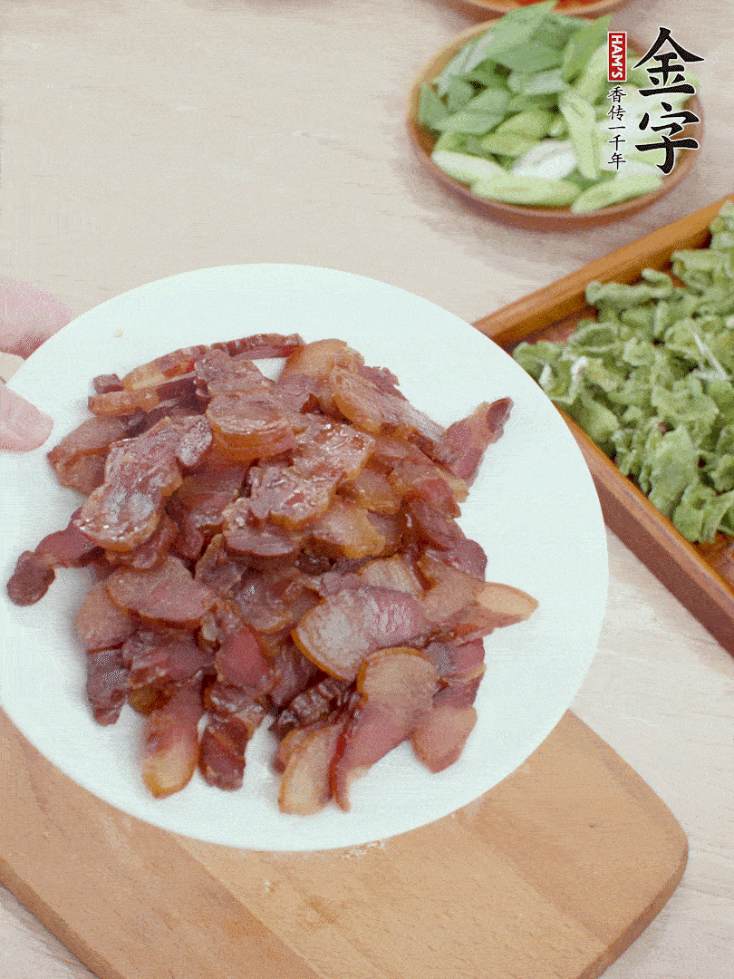 臘肉水煮15分鐘，切薄片。