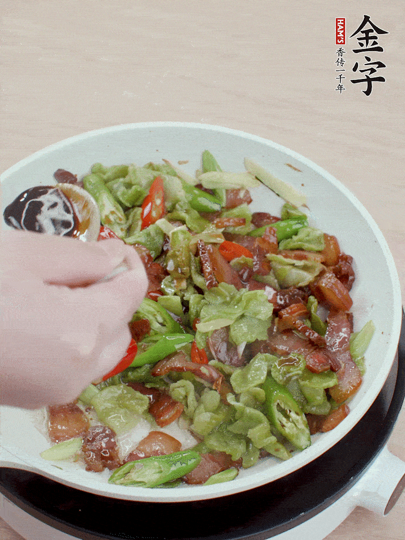 2勺生抽調(diào)味，最后撒蒜葉。