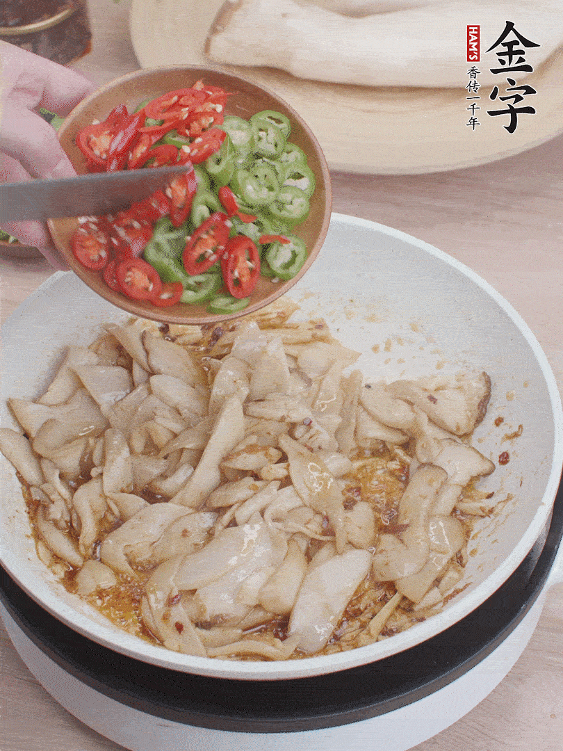 下杏鮑菇、青紅辣椒炒出香味。
