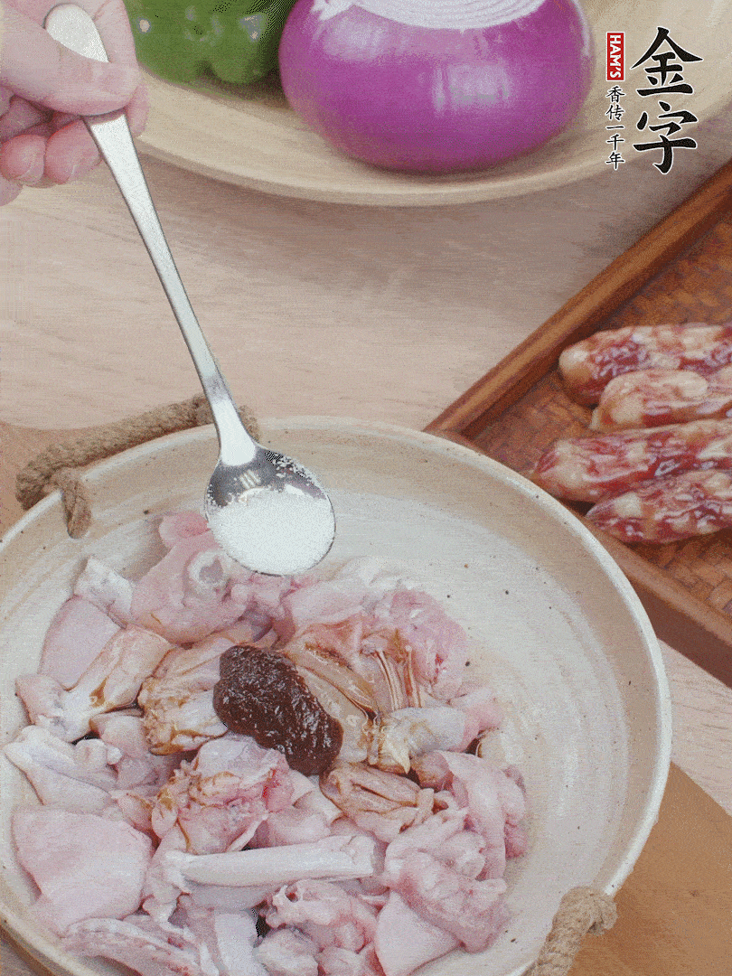 牛蛙塊加1勺柱候醬、1勺生抽、1/3勺白砂糖腌漬20分鐘。