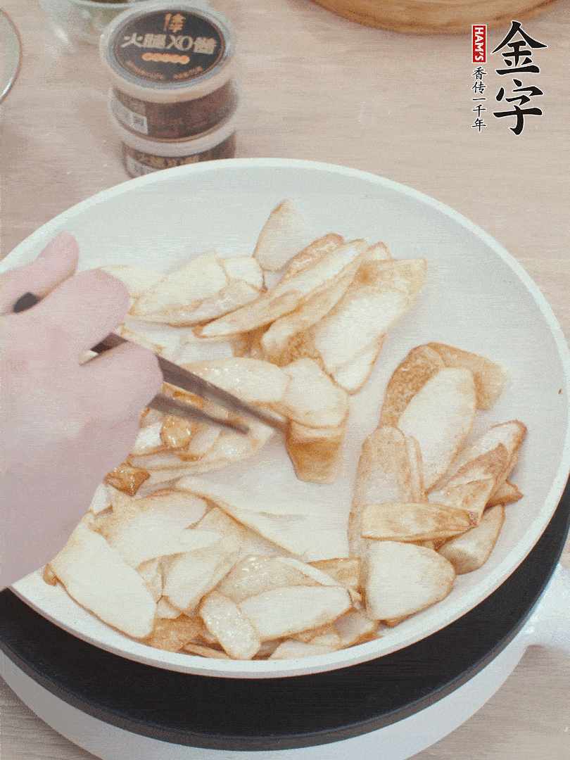 鍋中熱油，山藥煎至兩面金黃。