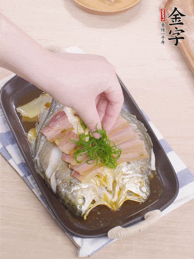 取出姜蔥，淋2勺蒸魚豉油，擺蔥絲。