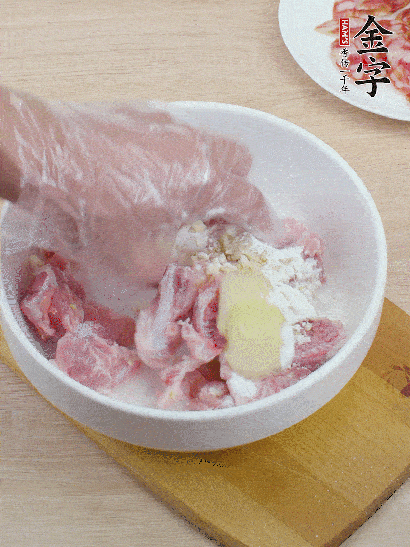 洗凈的小排，加鹽、姜、蒜末、淀粉、胡椒粉抓勻，腌制15分鐘。