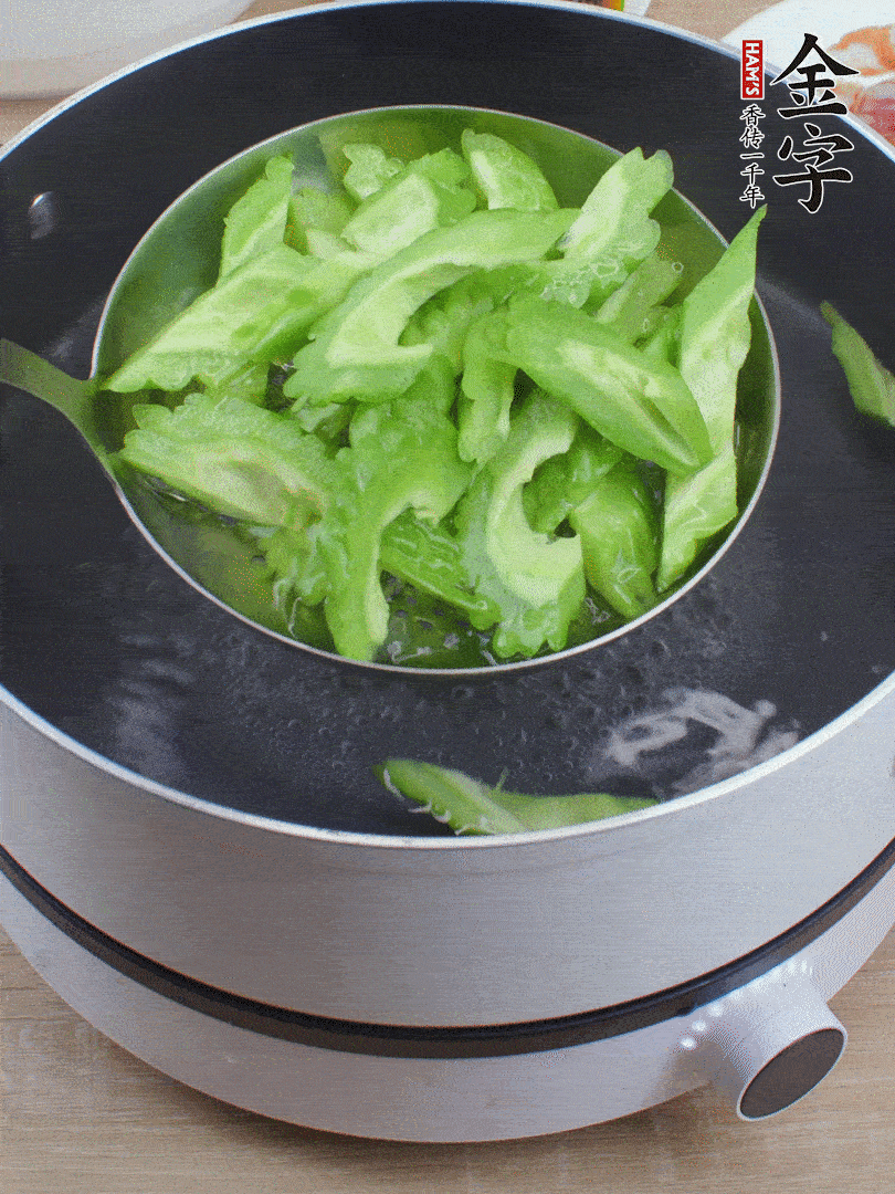 苦瓜去瓤切小塊，開(kāi)水中加鹽汆燙30秒。