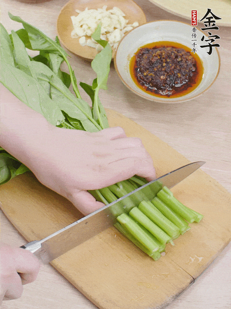 空心菜切段，大蒜拍碎切末。