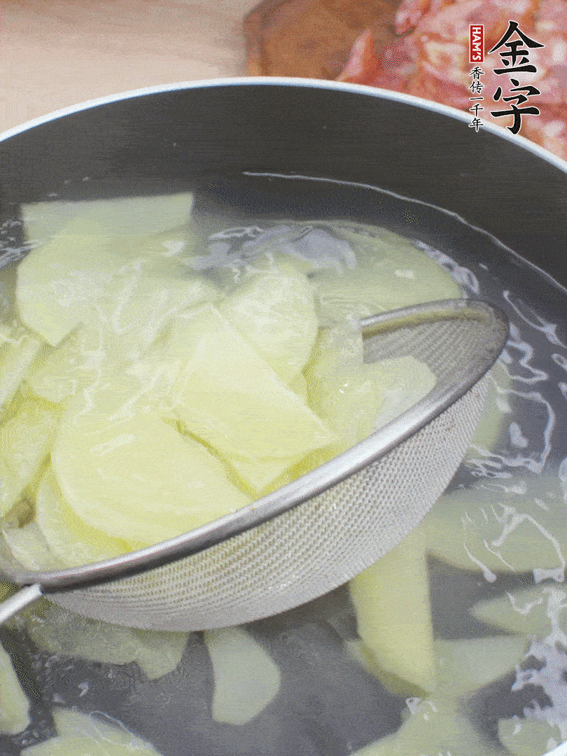 土豆去皮切片，汆燙1分鐘。香腸切薄片。