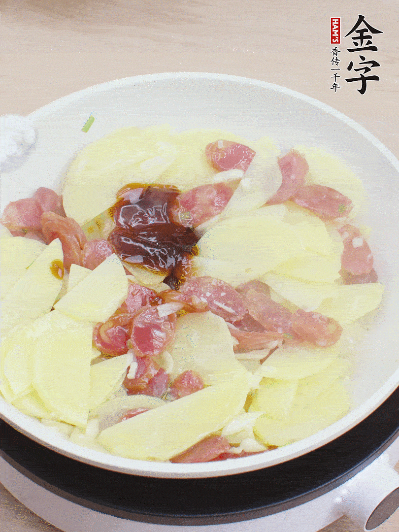 下土豆片，1勺生抽、1勺蠔油、1/3勺鹽、1/3勺糖炒至入味。