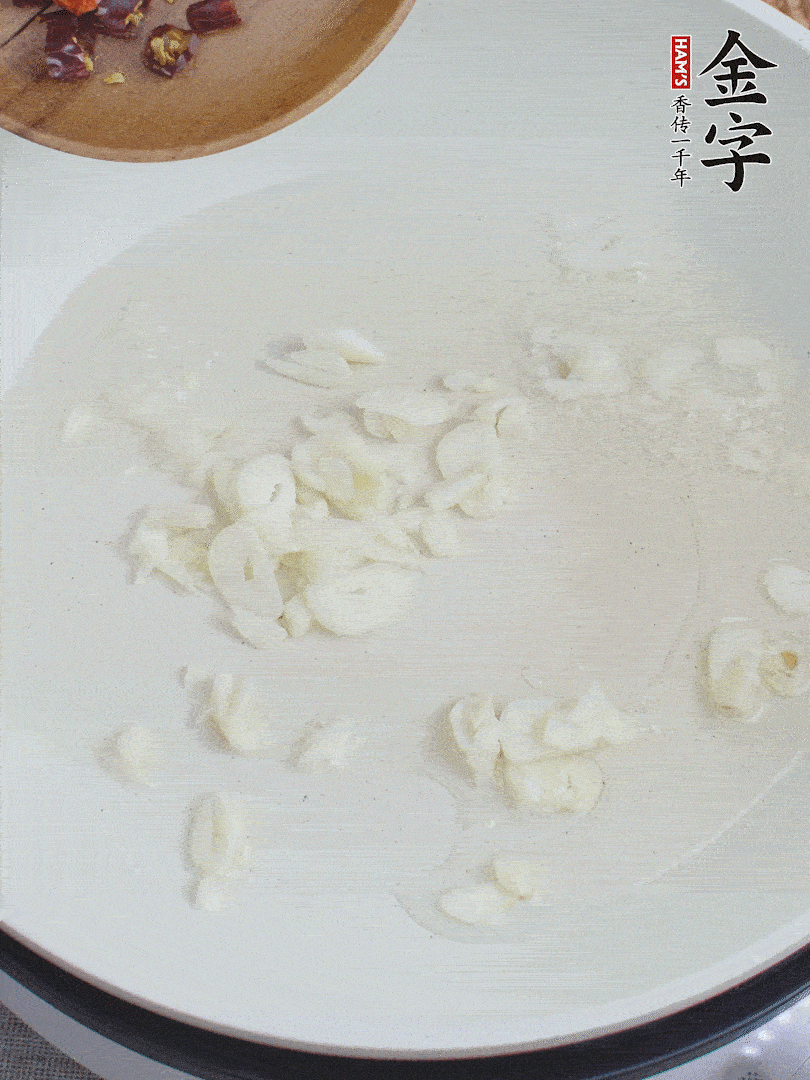 藕去皮，切成1cm見(jiàn)方的丁，放入清水浸泡。美人椒切圈。蒜切成末。