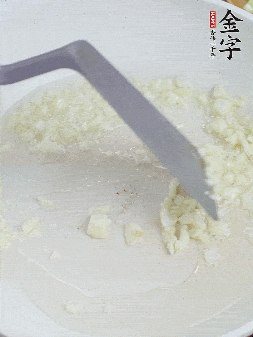 冷鍋熱油，下大蒜煎至兩面微黃。