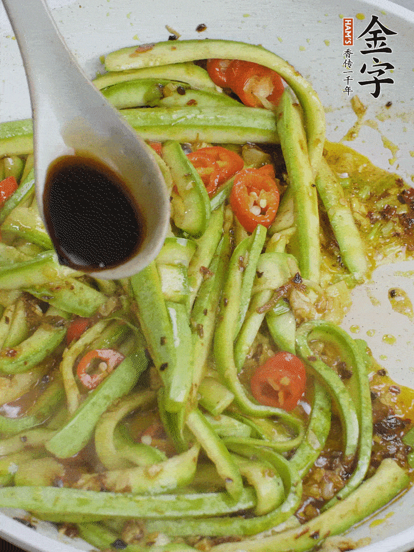 下西葫蘆，加1勺生抽、半勺蠔油、辣椒圈翻炒至斷生。
