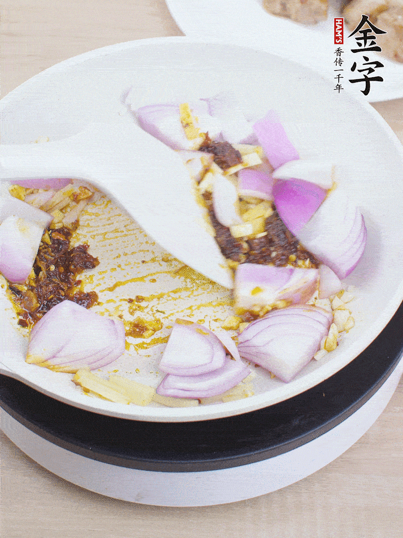 另起一鍋，姜、蒜末、1勺金字火腿大師醬、洋蔥塊炒香。