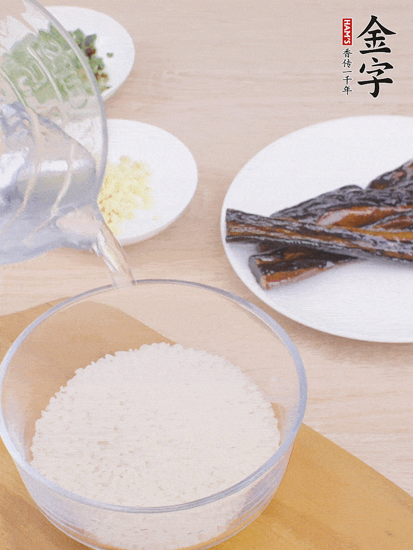 大米提前用清水浸泡1小時(shí)。