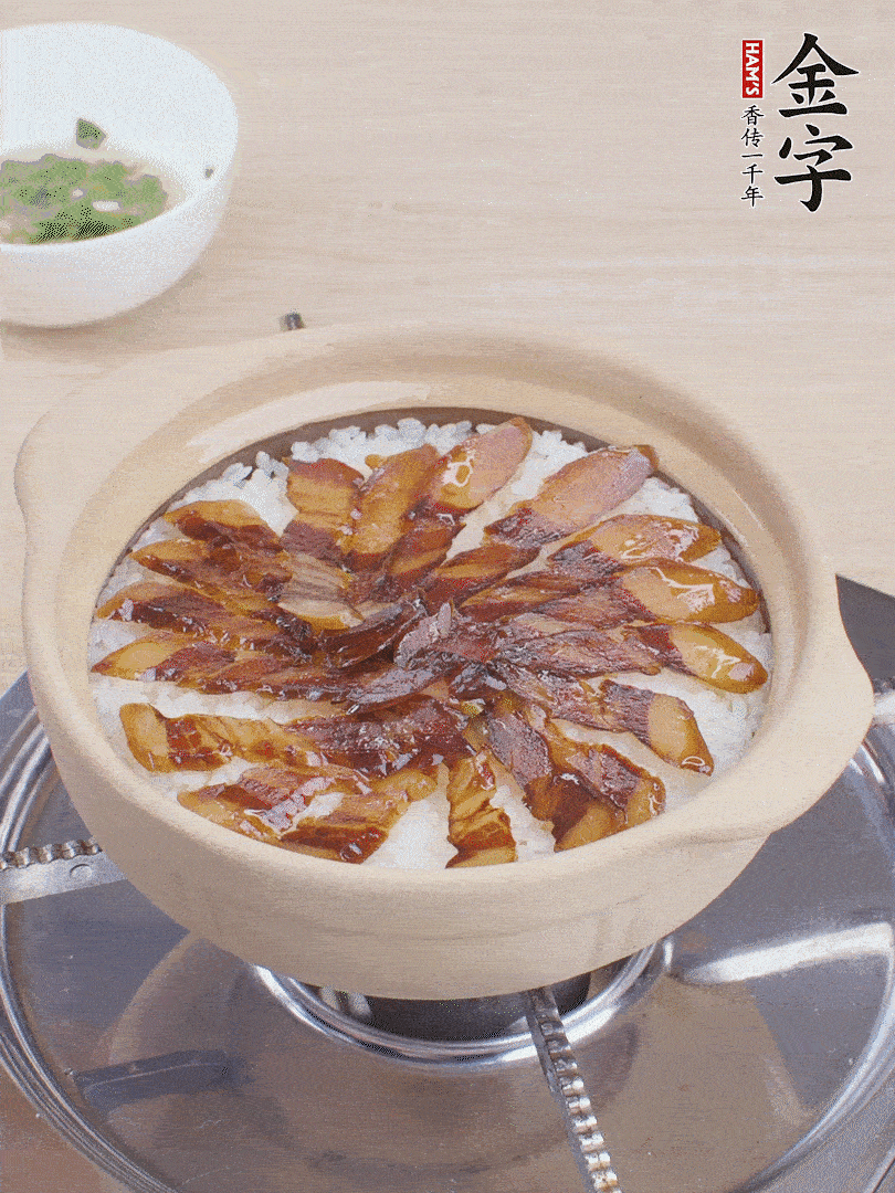 快收水時(shí)，鋪醬油肉，鍋邊淋點(diǎn)油，轉(zhuǎn)動(dòng)砂鍋，燜煮2分鐘。