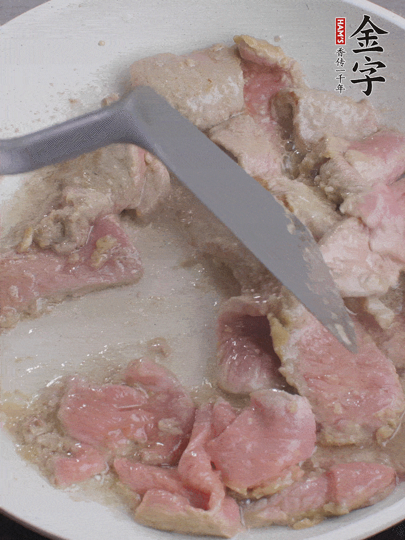 鍋中少油，下牛肉炒至變色。（盛出來）