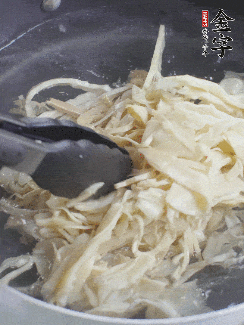 糯米筍焯水1分鐘，過涼水，擠干水份。