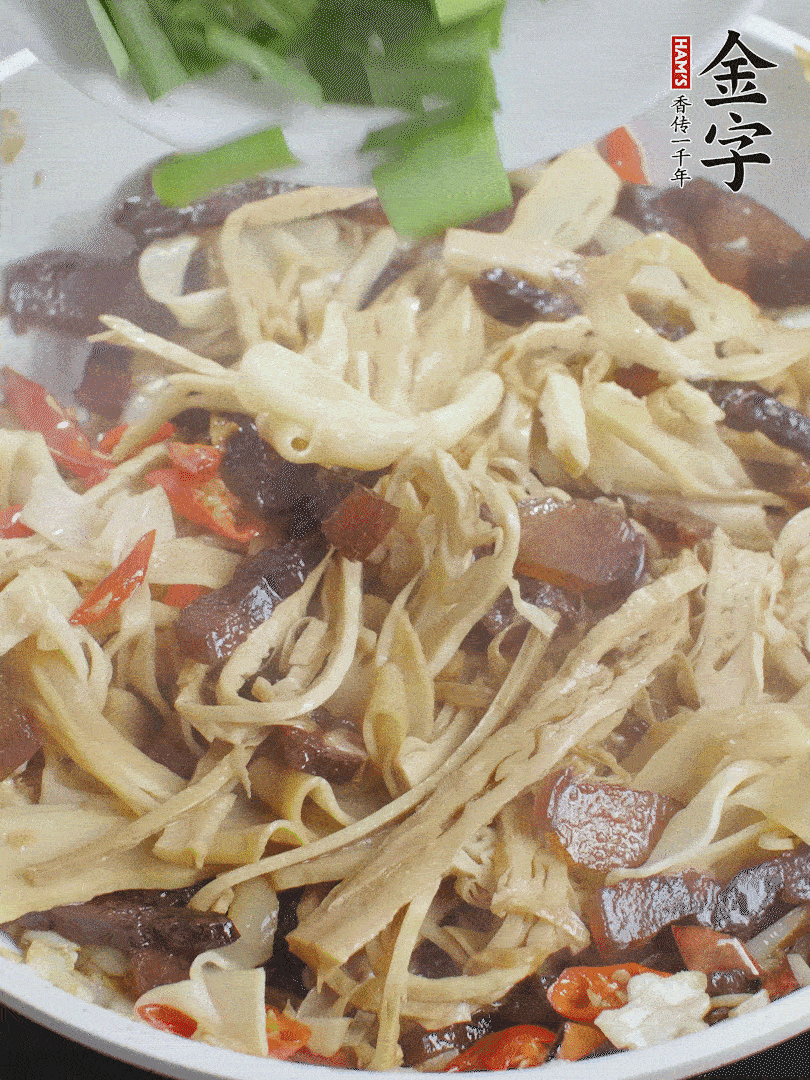 翻炒均勻，下蒜葉。