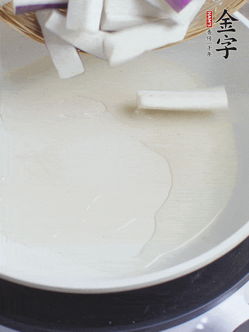 杭茄洗凈去蒂，縱向剖成4份，切成長(zhǎng)10cm左右的段。白洋蔥切絲?？谀⑾磧羧サ舯＜t椒切菱形片。