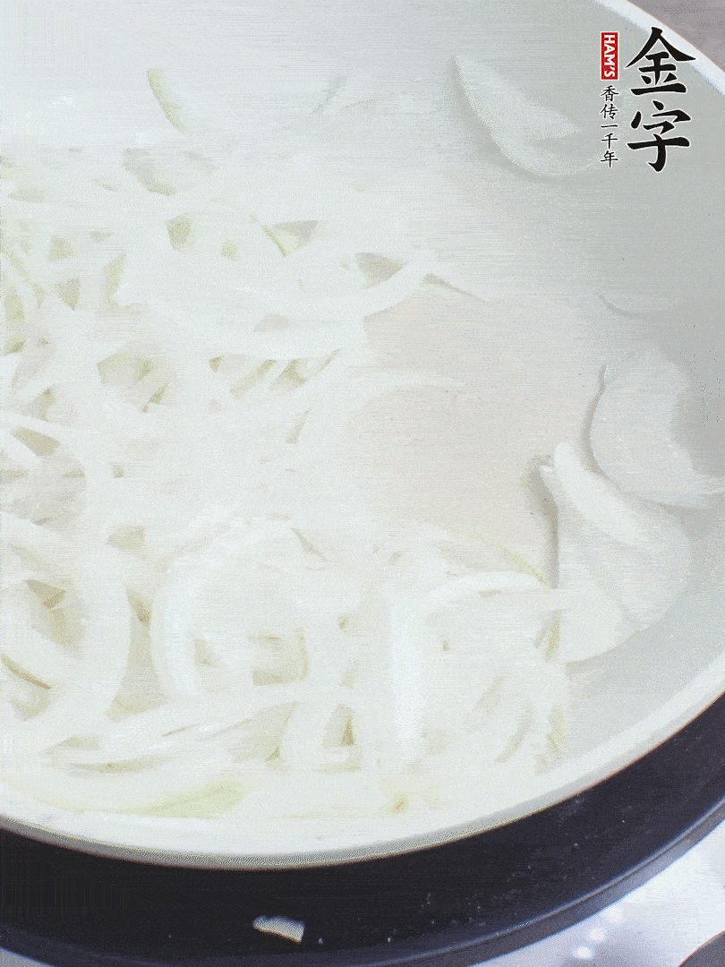 油熱下洋蔥絲、紅椒炒出香味。